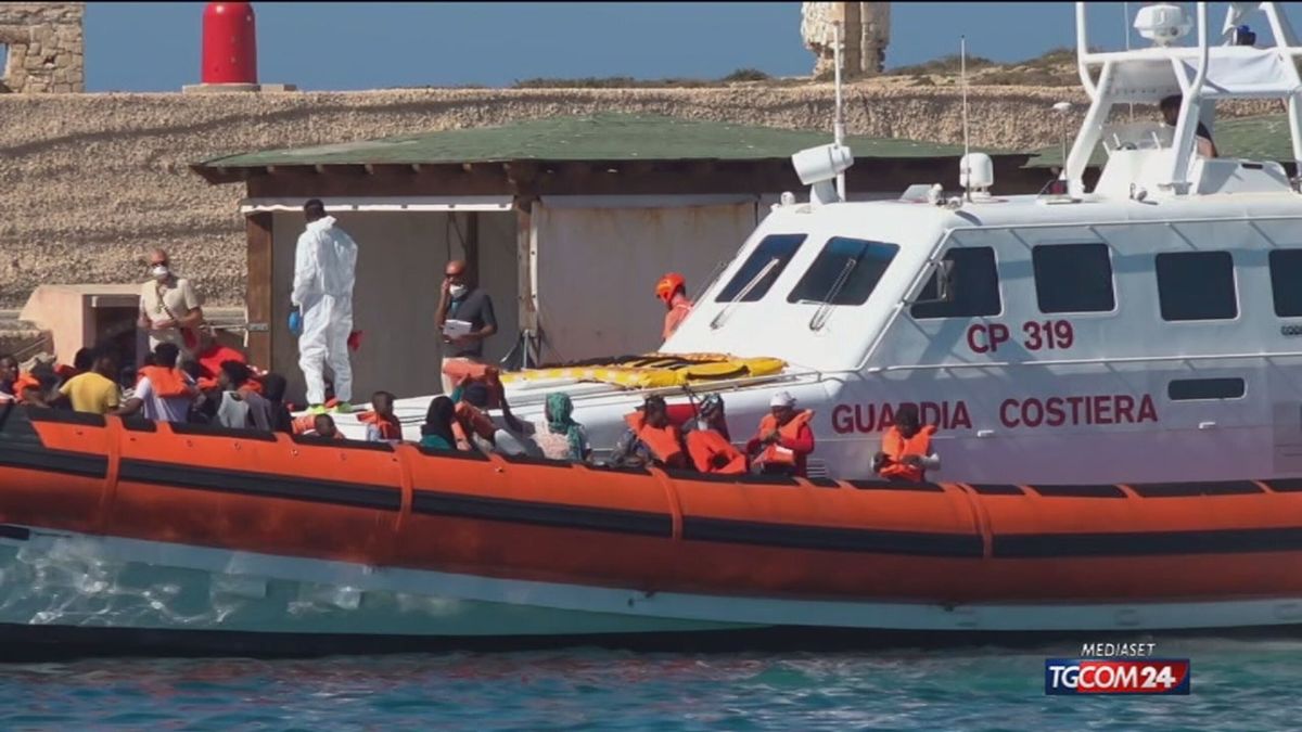 Migranti, nuova ondata di sbarchi a Lampedusa