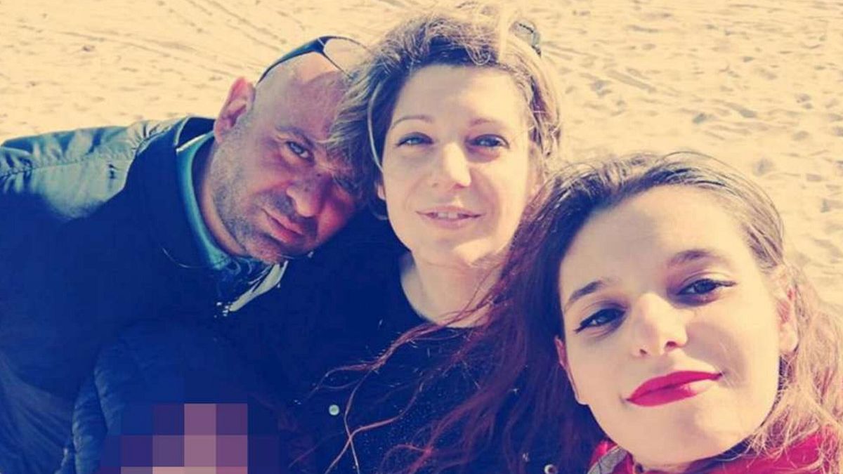 Roberto Gleboni con la moglie Giuseppina Massetti e i figli in una foto tratta dal profilo Instagram di Giuseppina Massetti