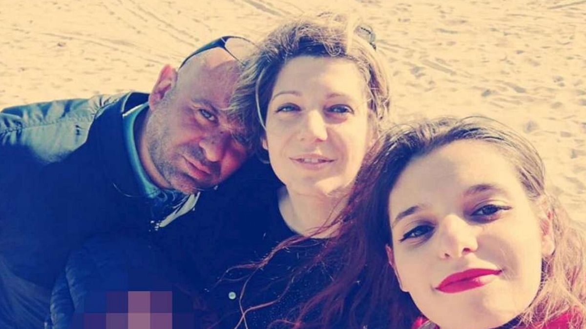 Roberto Gleboni con la moglie Giuseppina Massetti e i figli in una foto tratta dal profilo Instagram di Giuseppina Massetti