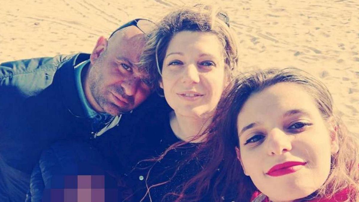 Roberto Gleboni con la moglie Giuseppina Massetti e i figli in una foto tratta dal profilo Instagram di Giuseppina Massetti