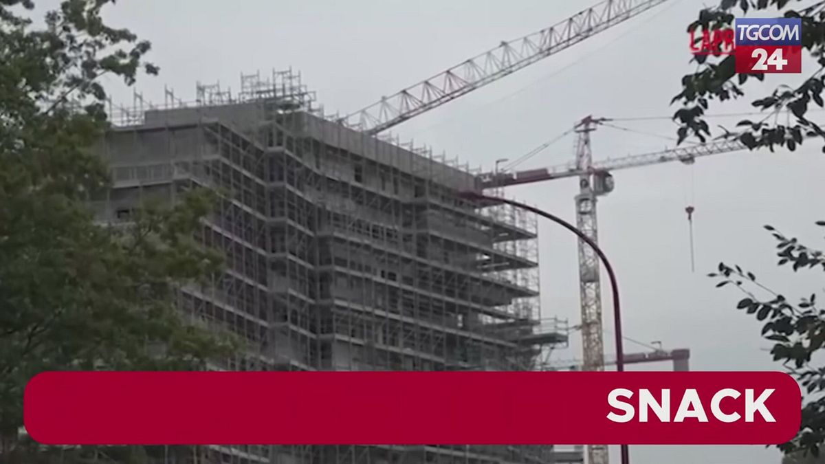 Milano, operai di un cantiere salgono su una gru per protesta