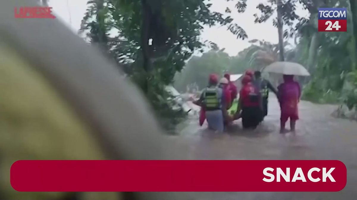 Allagamenti nelle Filippine: residenti scappano aggrappati alle funi per non affogare