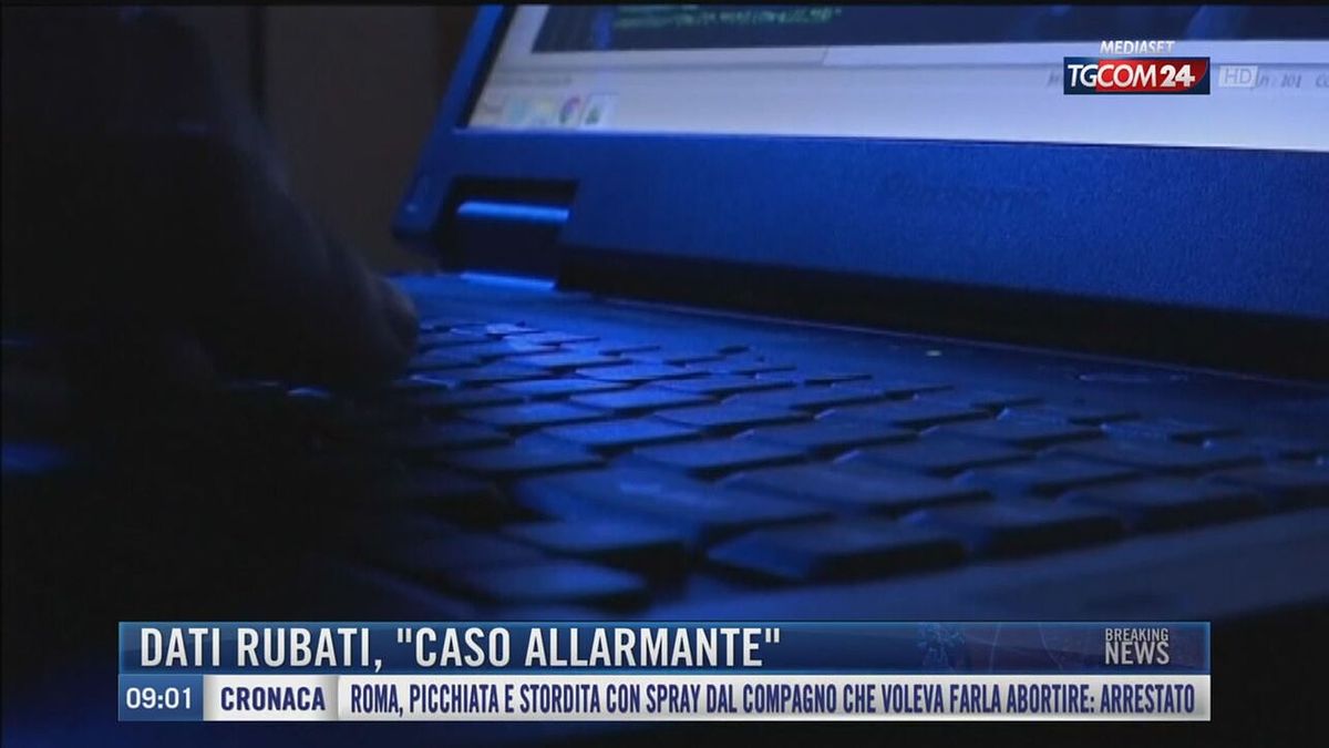 Breaking News delle 09.00 | Dati rubati, "Caso allarmante"