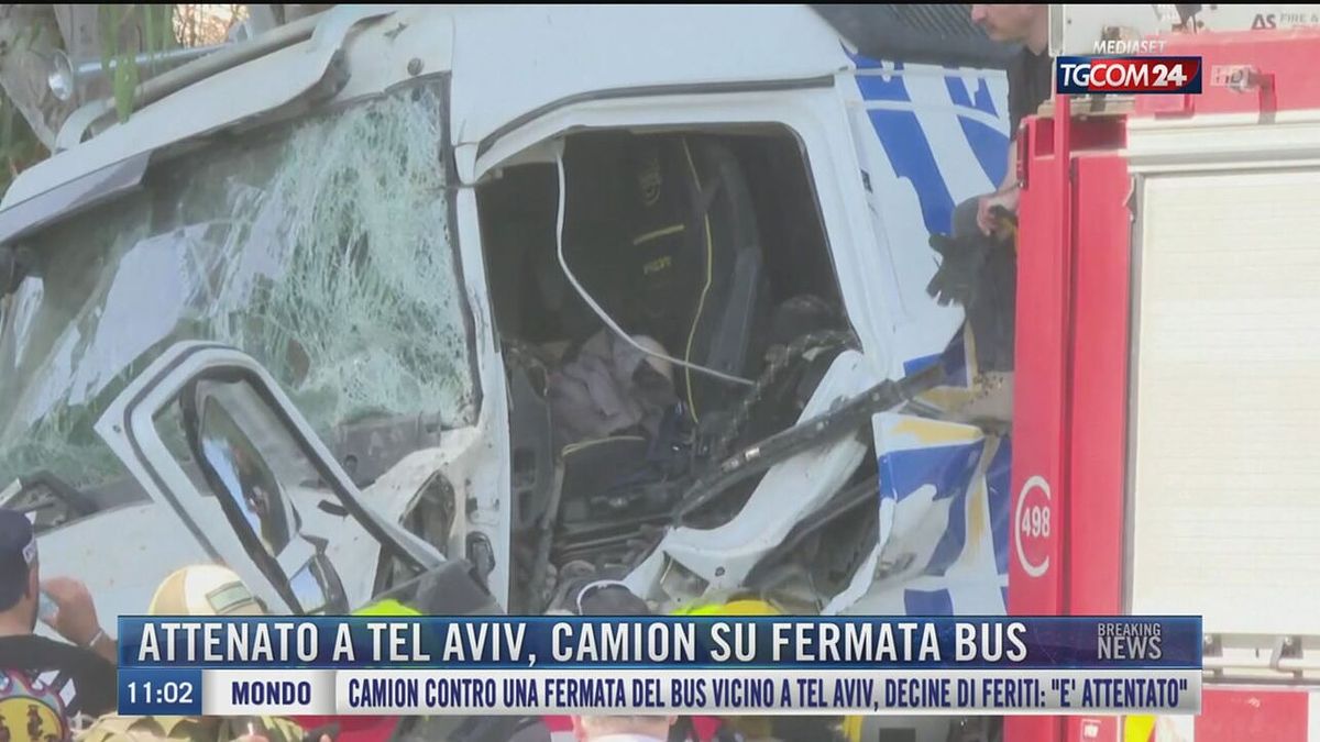 Breaking News delle 11.00 | Attentato a Tel Aviv, camion su fermata bus