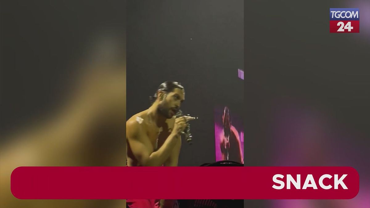 Mahmood e il "volo" dell'anello al concerto di Roma