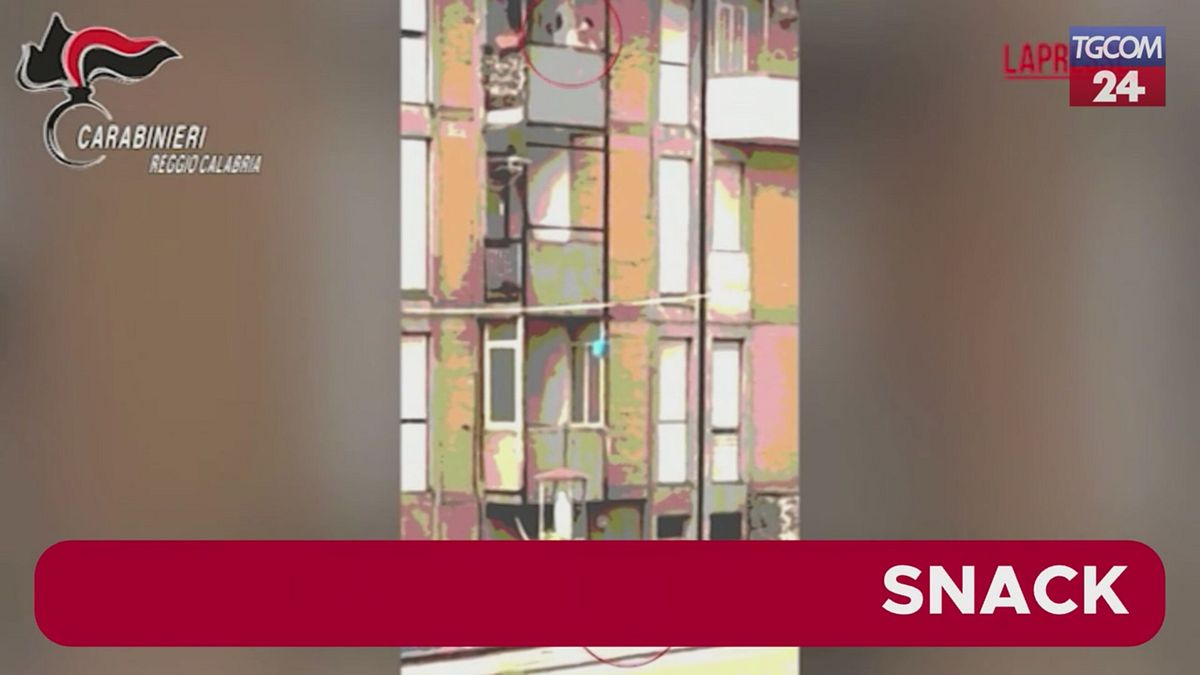 Reggio Calabria, lo spaccio di droga di nonni e nipoti: lo scambio dal balcone