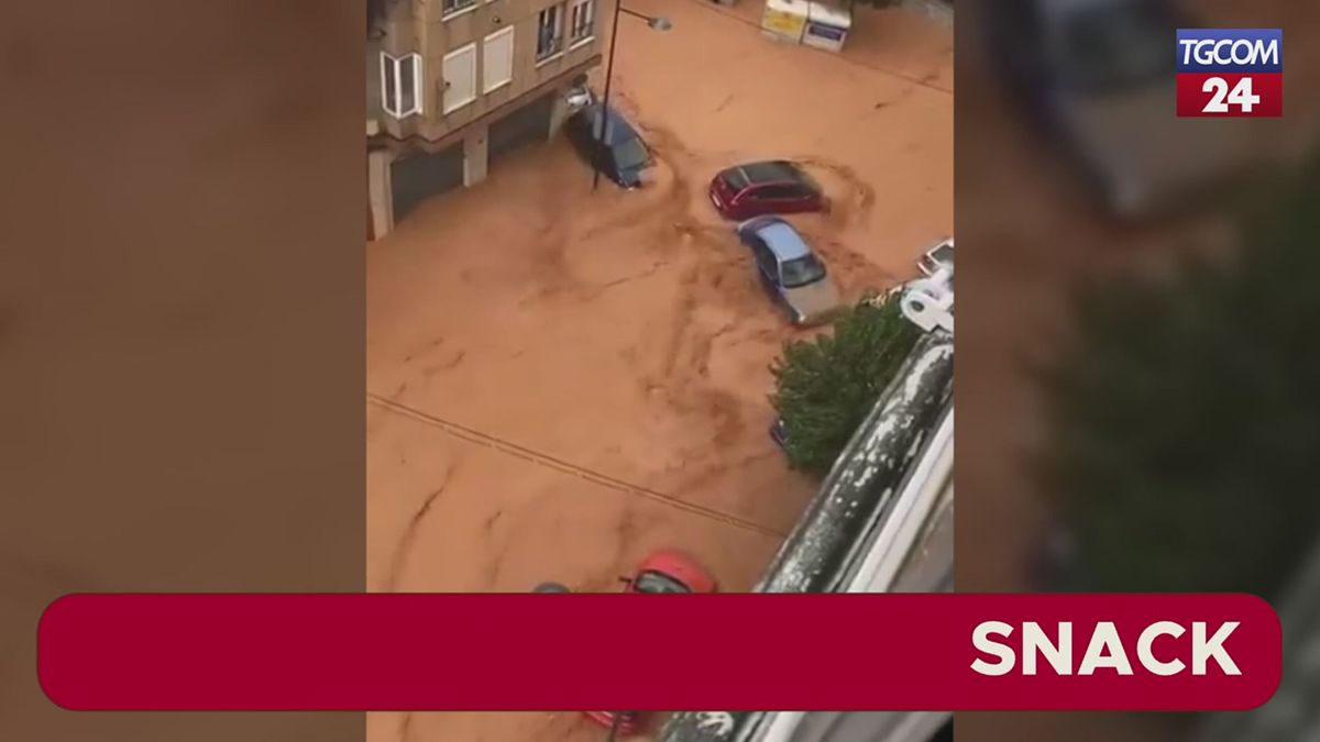 Maltempo in Spagna, decine di auto trascinate via dal fango