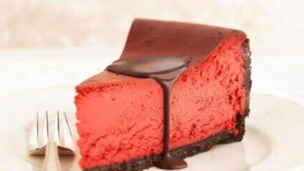 Cheesecake Red Velvet - Rossa come la passione, una vera delizia per il palato! A dare ancora più gusto, l'immancabile crema di cioccolato fuso che abbraccia la fetta di torta.