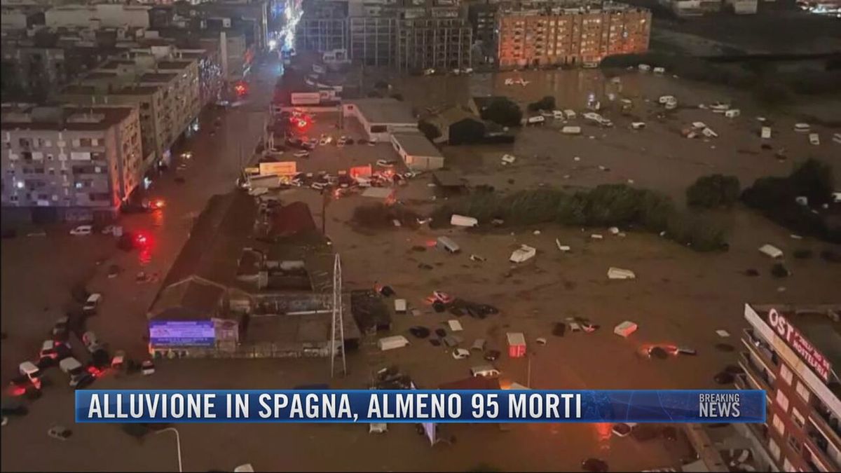 Breaking News delle 21.30 | Alluvione in Spagna, almeno 95 morti