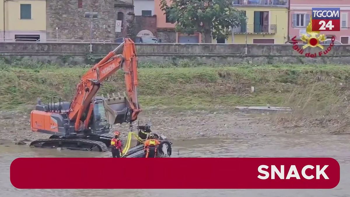 Maltempo in Liguria, il recupero delle auto trascinate nel Bormida