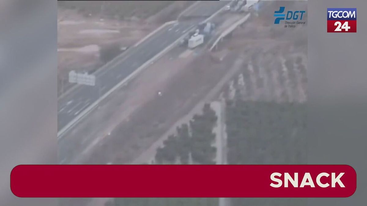 Alluvione a Valencia, viadotto crollato lungo l'autostrada