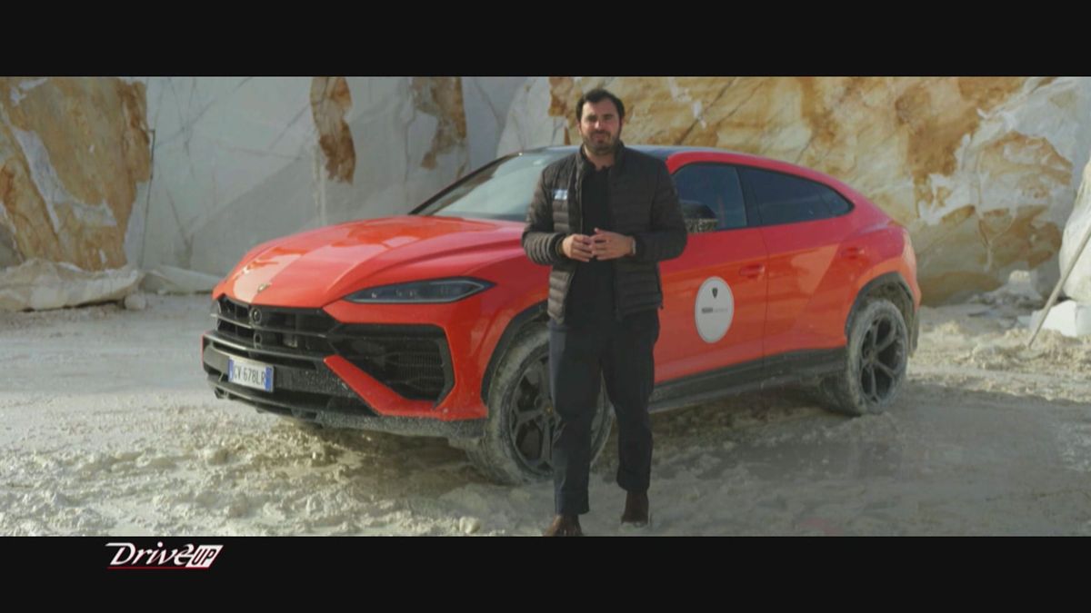 La prova della Lamborghini Urus SE in Versilia