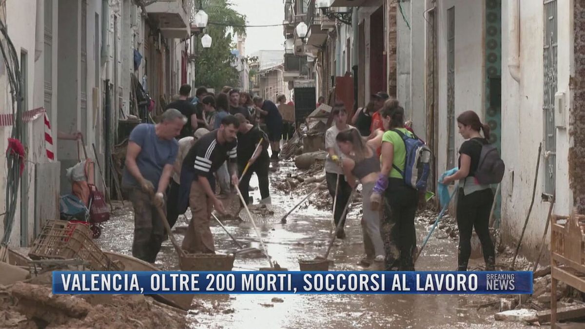 Breaking News delle 21.30 | Valencia, oltre 200 morti, soccorsi al lavoro