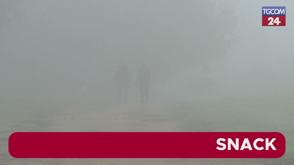 Nebbia a Milano, la Montagnetta di San Siro avvolta nella "scighera"