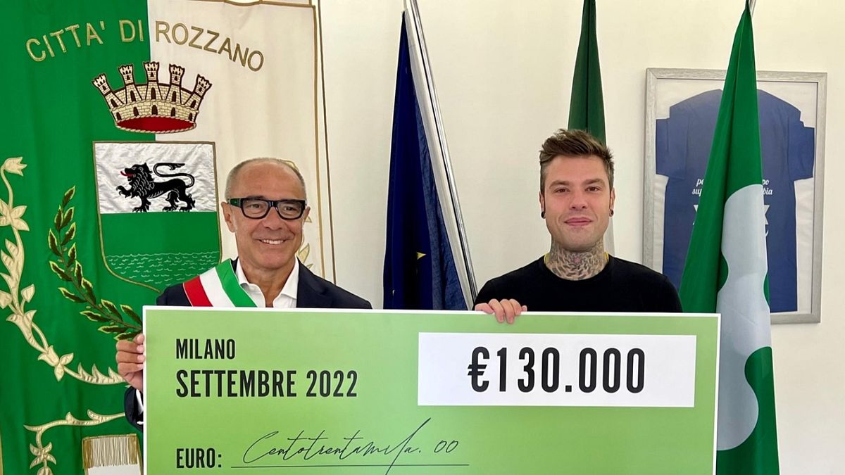 Il sindaco di Rozzano, Gianni Ferretti, con Fedez in occasione della consegna dell'assegno per creare il nuovo skate park della città.