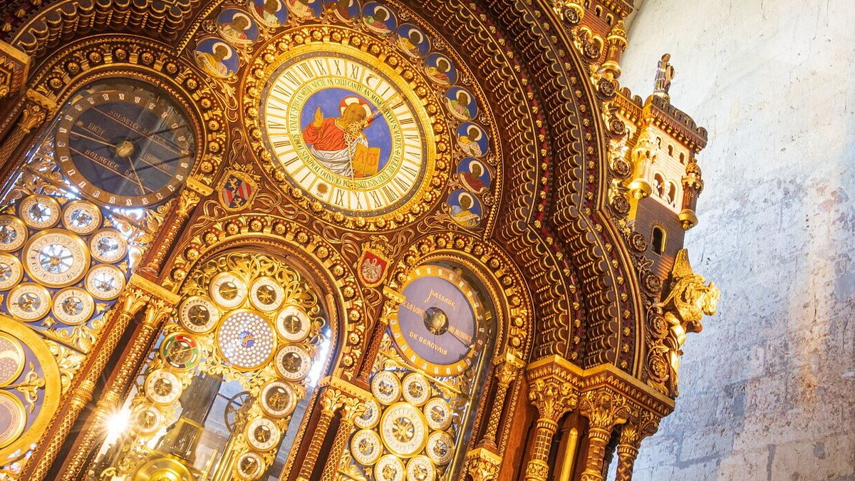  Orologio astronomico, Cattedrale di Beauvais, Francia 