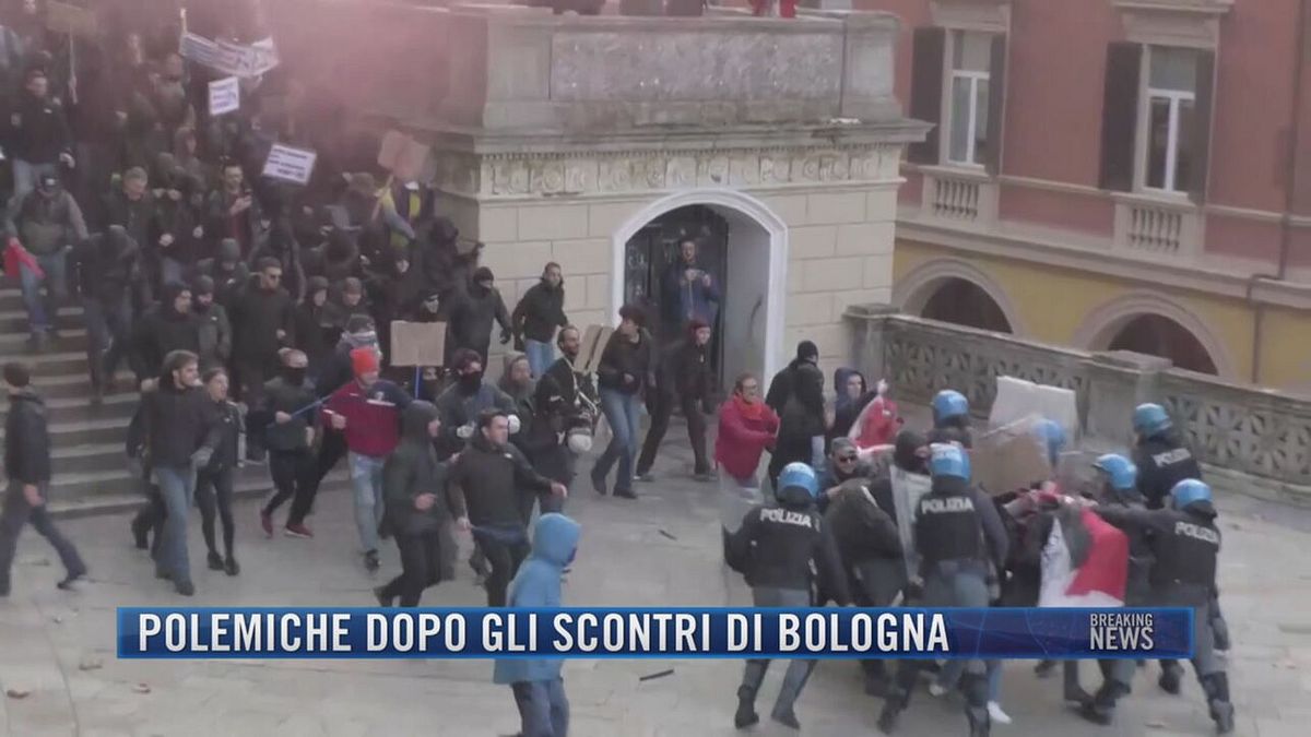 Breaking News delle 21.30 | Polemiche dopo gli scontri di Bologna