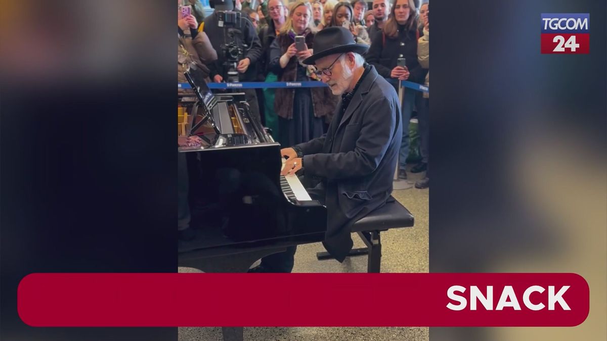 Ludovico Einaudi improvvisa al pianoforte alla stazione St Pancras di Londra