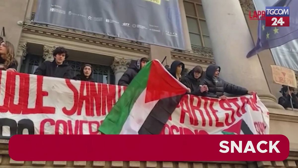 Corteo degli studenti a Torino, occupata la Mole Antonelliana