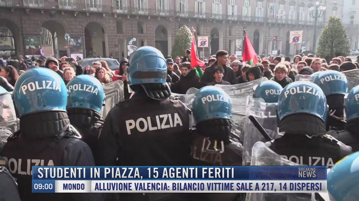 Breaking News delle 09.00 | Studenti in piazza, 15 agenti feriti