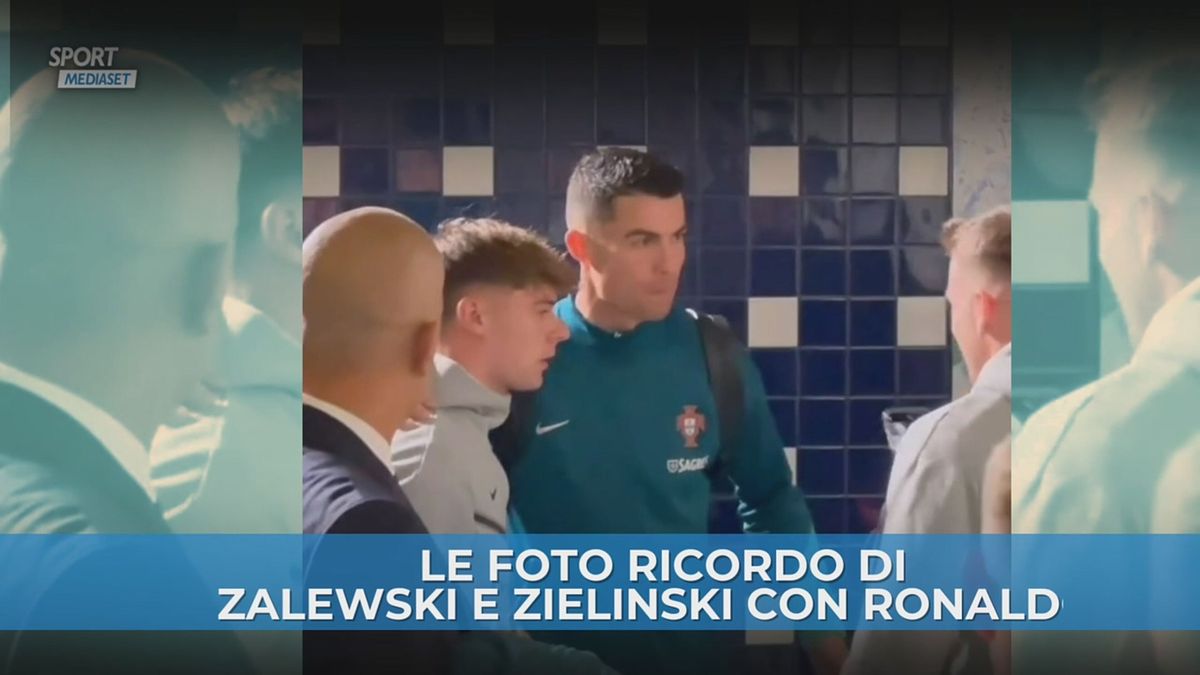 Zalewski e Zielinski come due tifosi qualunque: foto ricordo con CR7