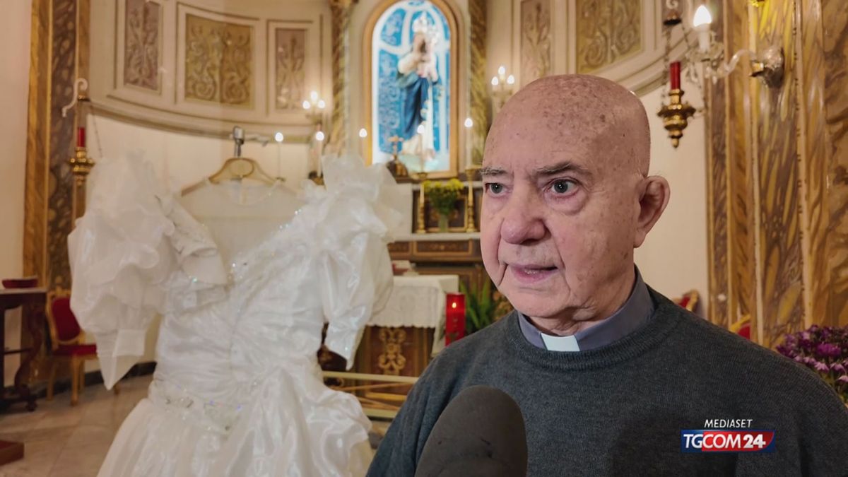 12.00 RIBERA, PARROCO RACCOGLIE ABITI DA SPOSA SRV