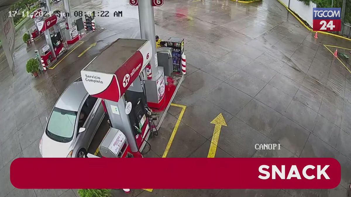 Honduras, va a fuoco assieme alla sua moto mentre fa benzina: salvo per miracolo