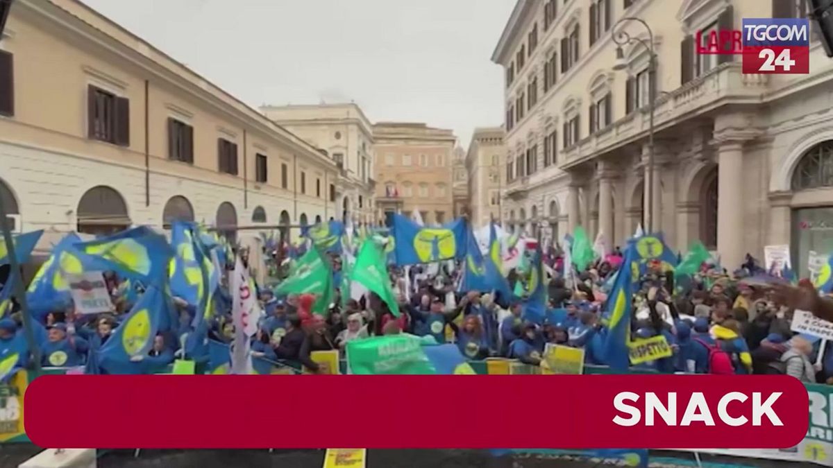 Roma, migliaia di medici e infermieri protestano in piazza