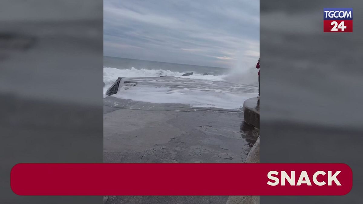 Camogli, turista travolta dalla mareggiata mentre cerca di fare una foto