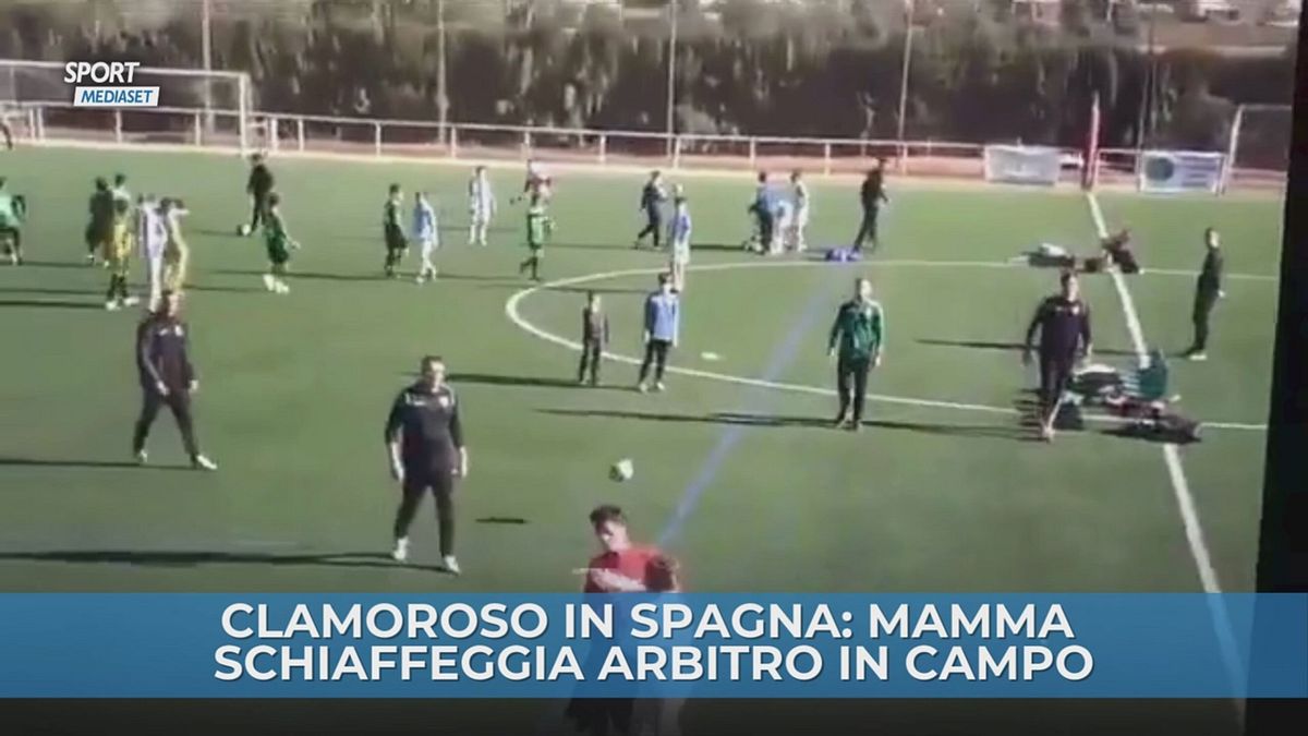 Mamma schiaffeggia arbitro in campo