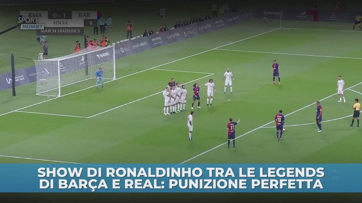 Show di Ronaldinho tra le Legends di Barça e Real. Punizione perfetta