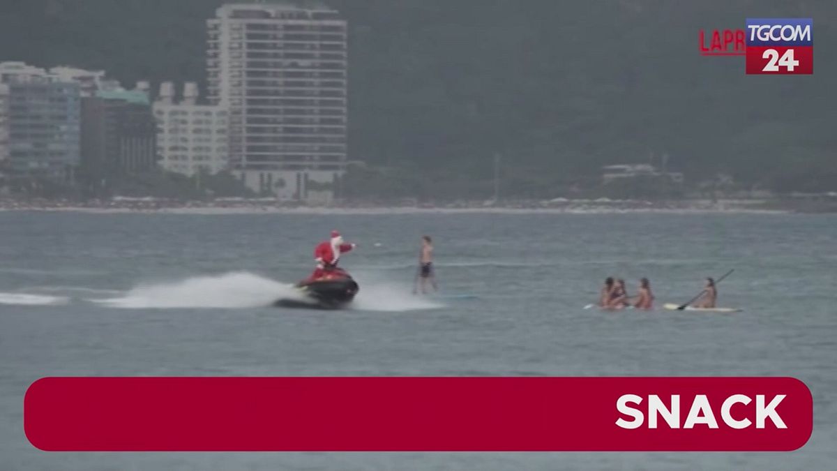 Rio de Janeiro, altro che slitta: Babbo Natale arriva con la moto d'acqua