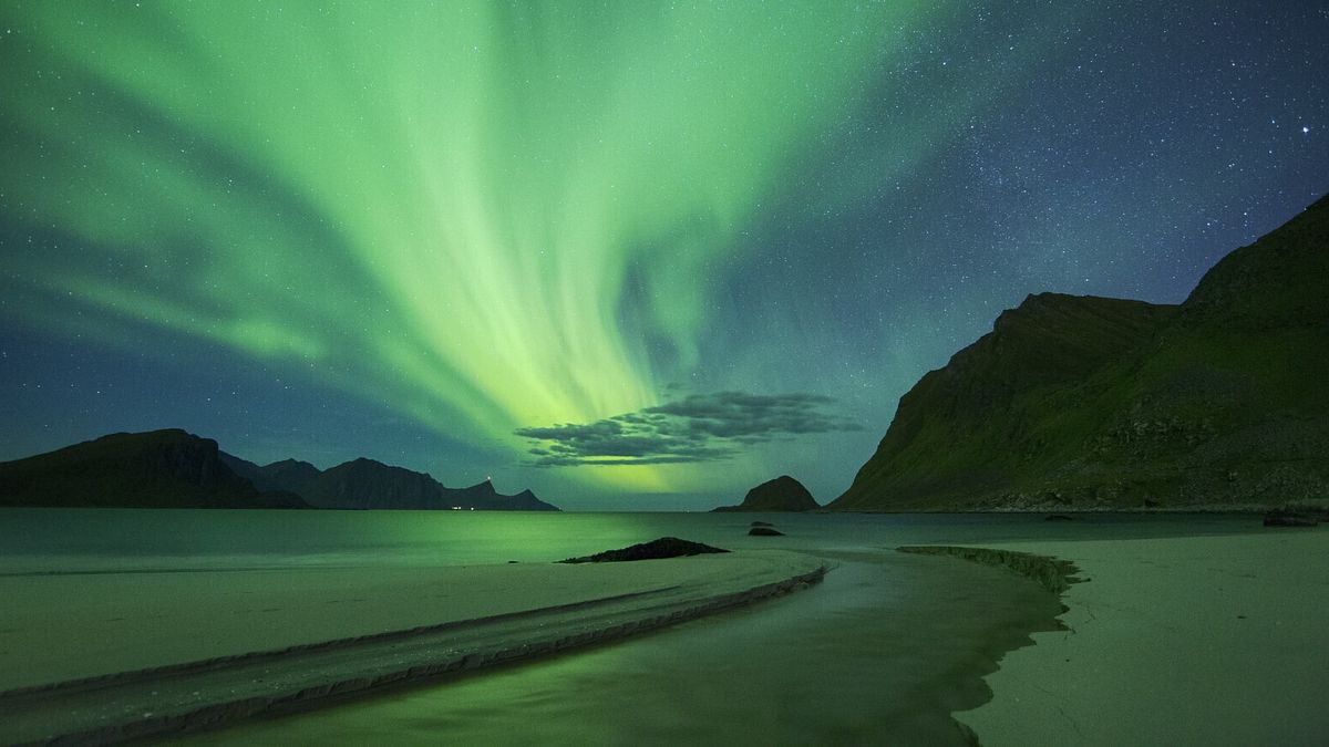 L'aurora boreale dalla spiaggia di Haukland, Isole Lofoten, in Norvegia