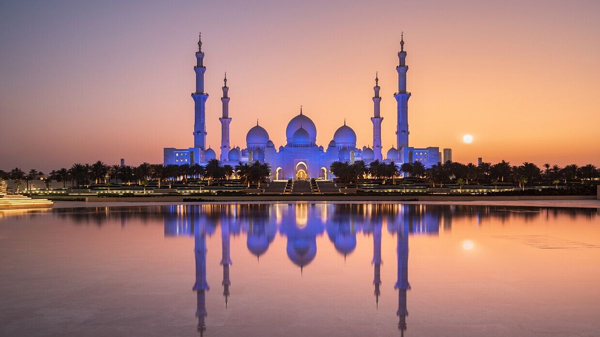 Moschea Sheikh Zayed. Il colore azzurro indica che al momento della foto la luna era calante