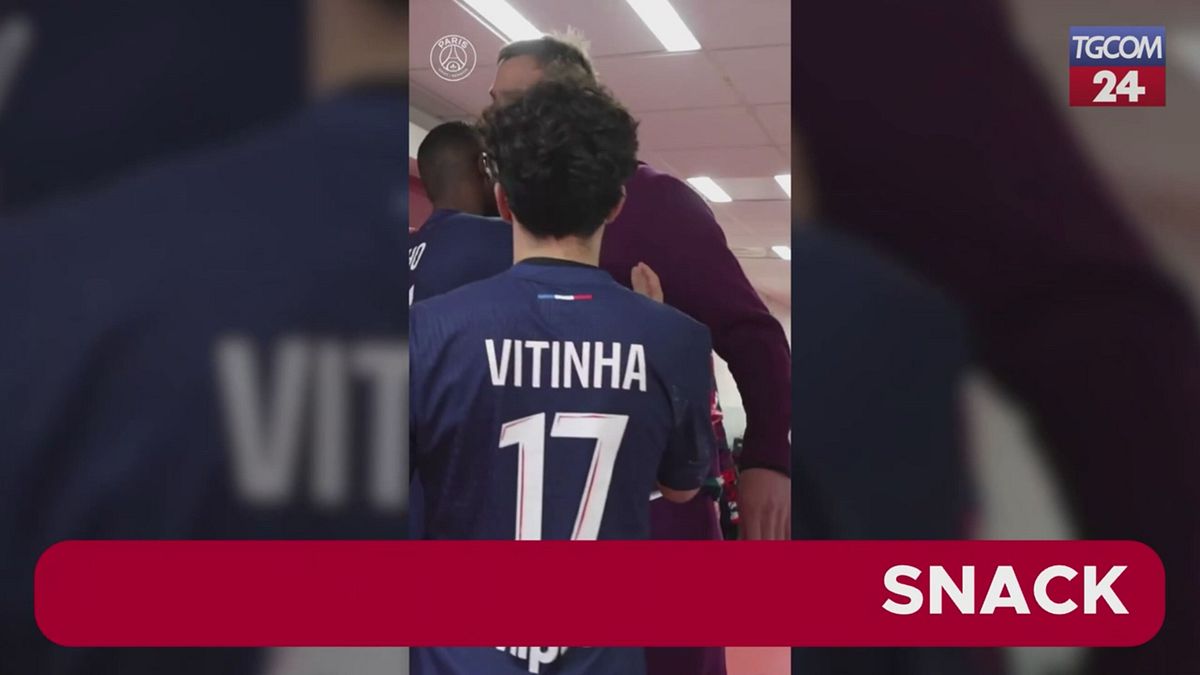 L'abbraccio dopo il calcio: l'incontro tra Donnarumma e Singo