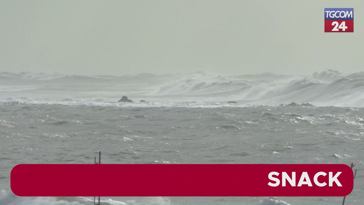 Maltempo a Ostia, vento forte e mareggiata