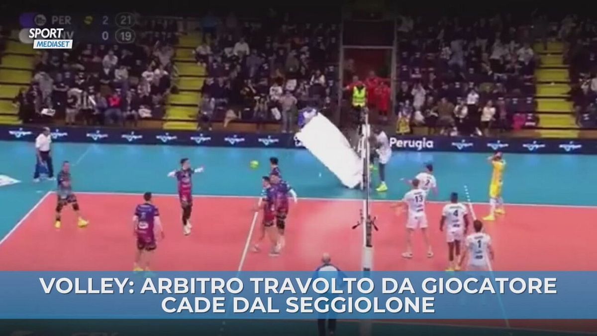 Volley: arbitro travolto da giocatore cade dal seggiolone