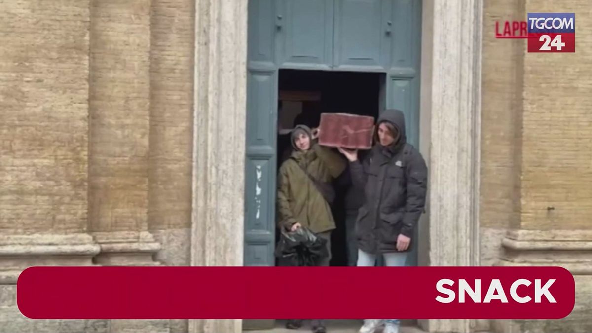 Università, studenti portano bara in spalla contro i tagli e la precarietà