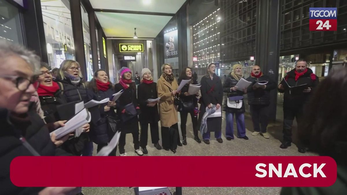 Milano, la cena di Progetto Arca dedicata ai senzatetto: panettone e regali per tutti