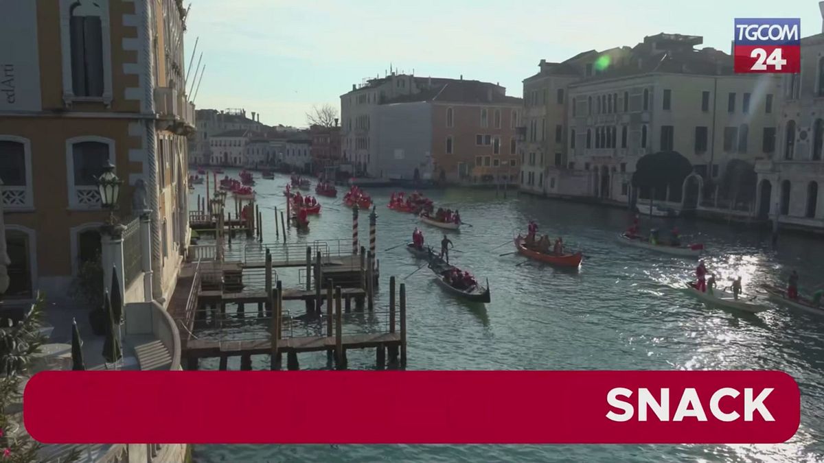 Venezia, Canal Grande invaso dai Babbi Natale