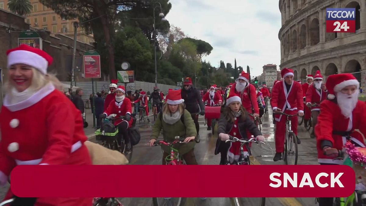 Roma, la pedalata benefica dei Babbo Natale