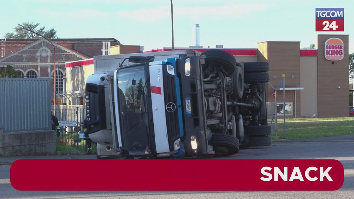 Incidente nel Varesotto, camion ribaltato a Cislago