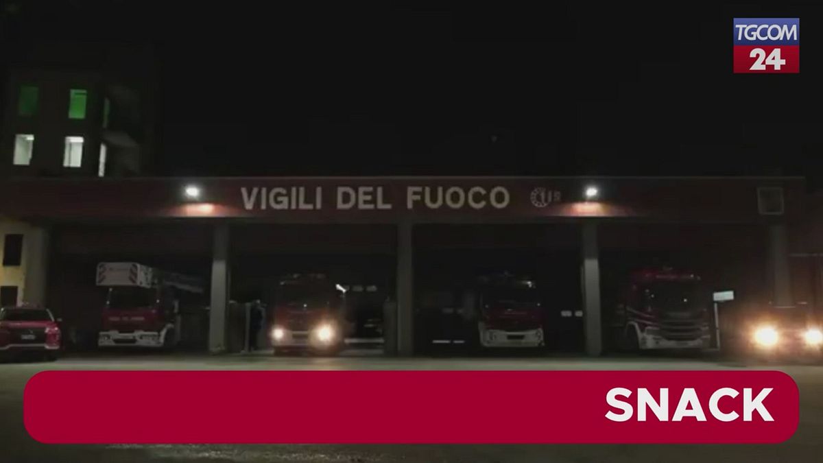 Lo spettacolo di luci e sirene per gli auguri di Buon Natale  dei vigili del fuoco