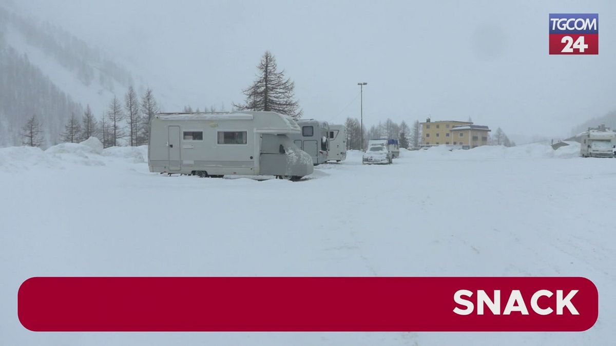 Cervinia, folate di neve e vento: turisti in difficoltà