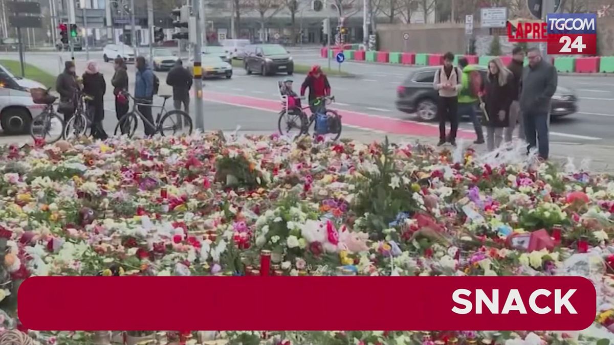 Magdeburgo, centinaia di mazzi di fiori e candele per ricordare le vittime dell'attentato