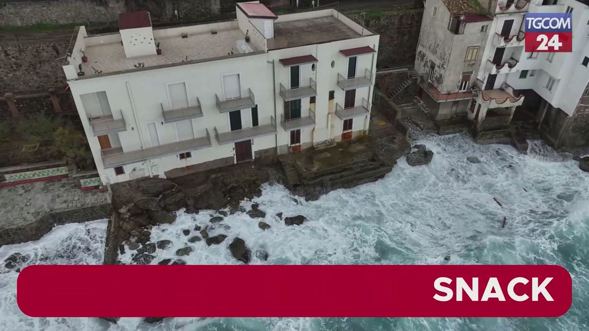 Mareggiata a Scilla, le onde raggiungono il primo piano di un palazzo