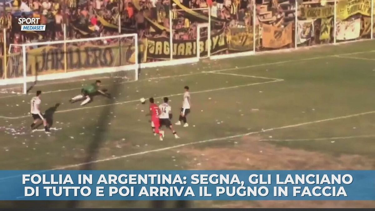 Follia Argentina, pugno in faccia dopo il gol