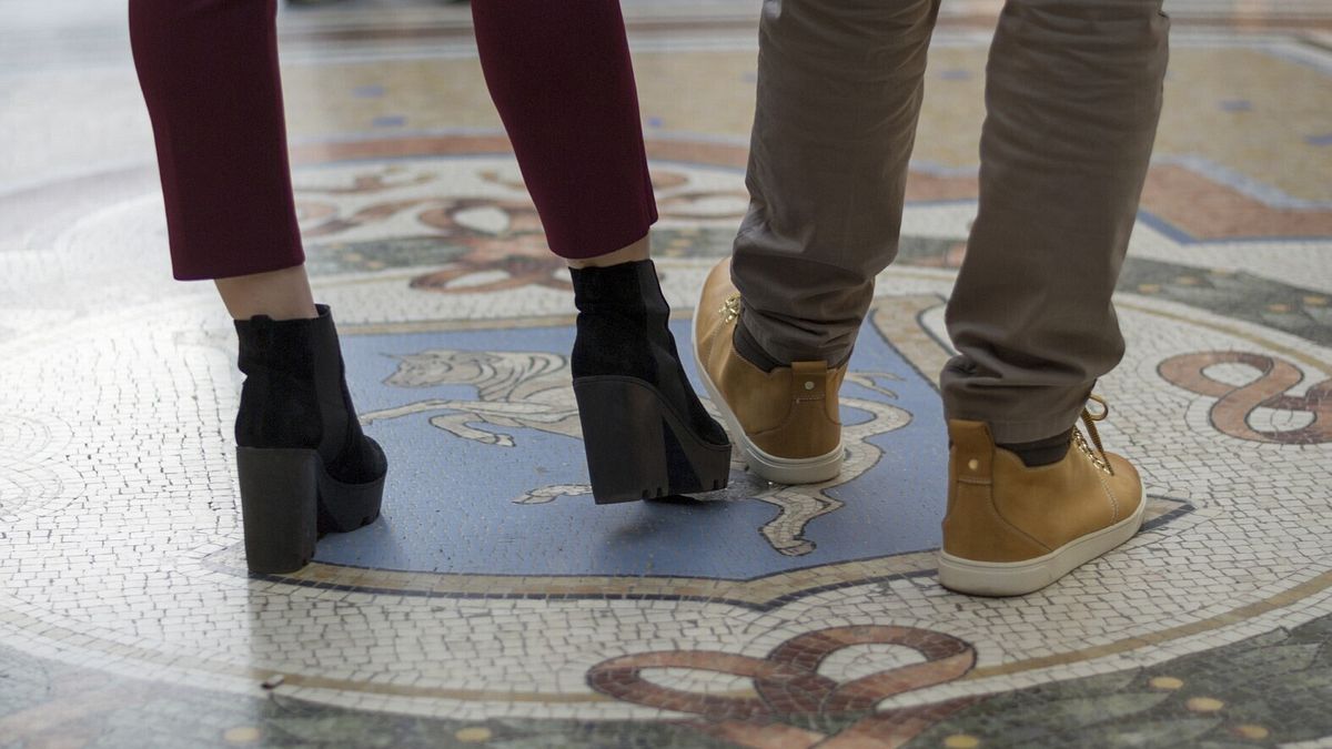 Milano, toro in Galleria Vittorio Emanuele II