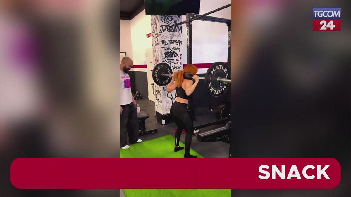 Squat con bilanciere e kettlebell, Noemi è "pronta per il cenone"