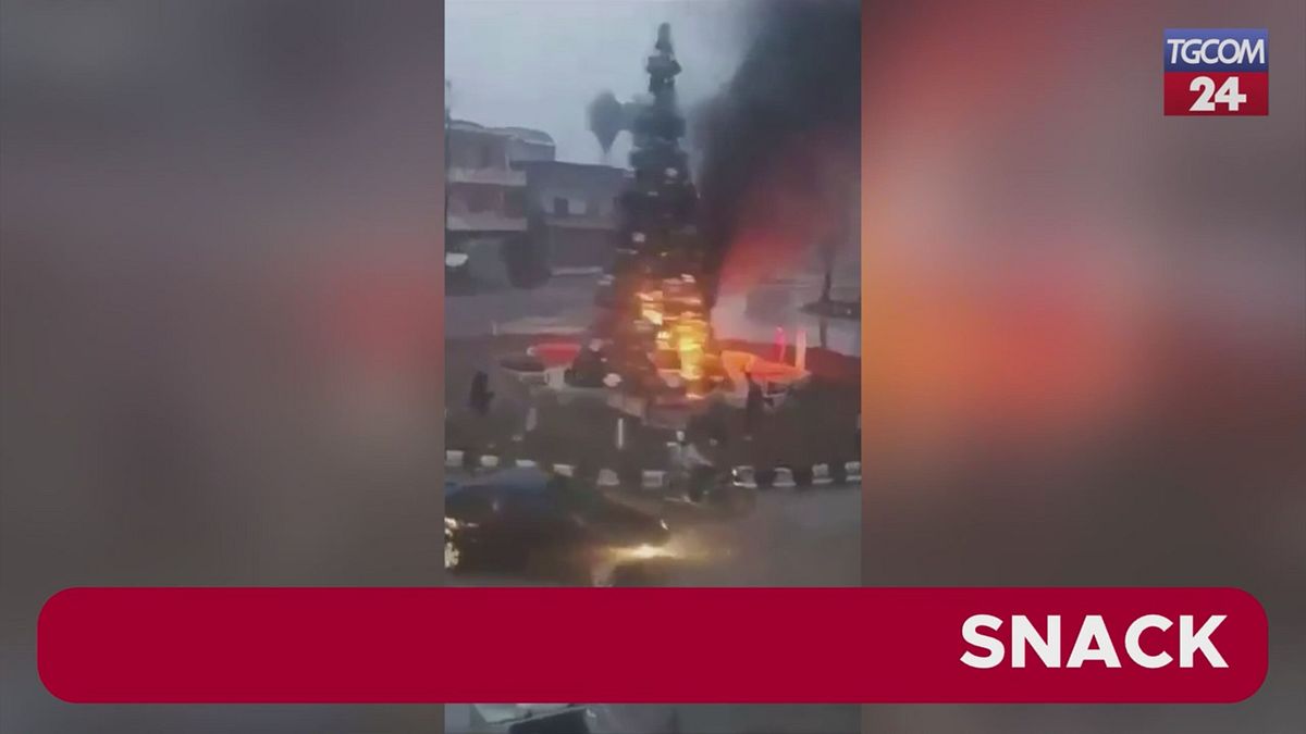 Siria, incendiato albero di Natale a Suqaylabiyah: proteste dei cristiani